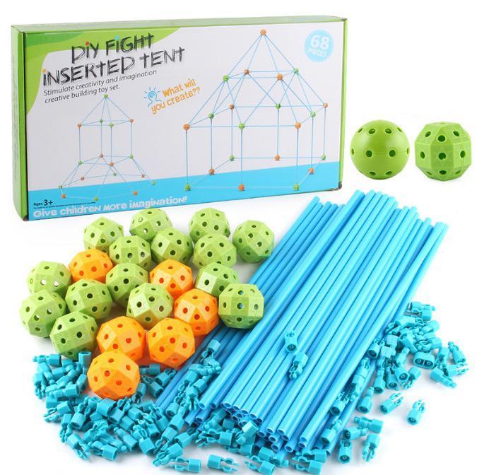 Enfant construisant un fort avec des bâtons et connecteurs