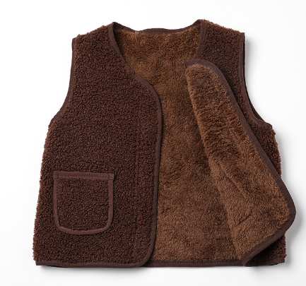 Gilet teddy plié, prêt à être emballé
