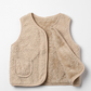 Gilet teddy posé sur une surface en bois