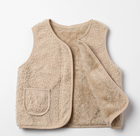 Gilet teddy posé sur une surface en bois