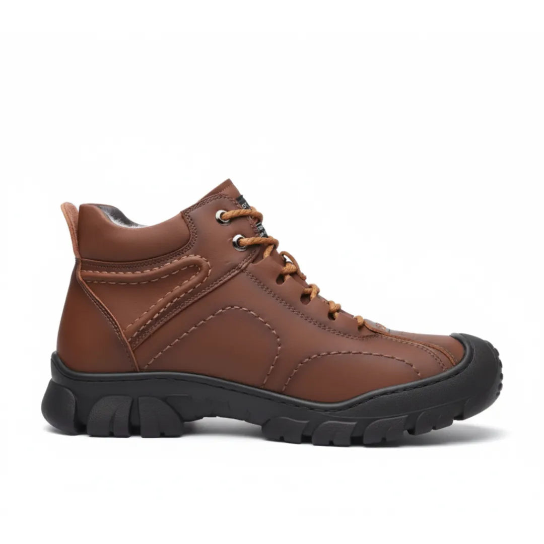 Bottes d'hiver noires avec semelle antidérapante sur fond blanc