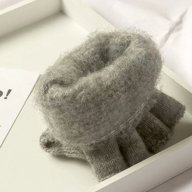 Gants d'hiver mi-doigts montrant la fonction tactile
