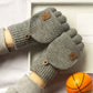 Vue latérale des gants en tricot gris sur une table