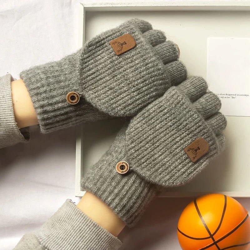 Vue latérale des gants en tricot gris sur une table