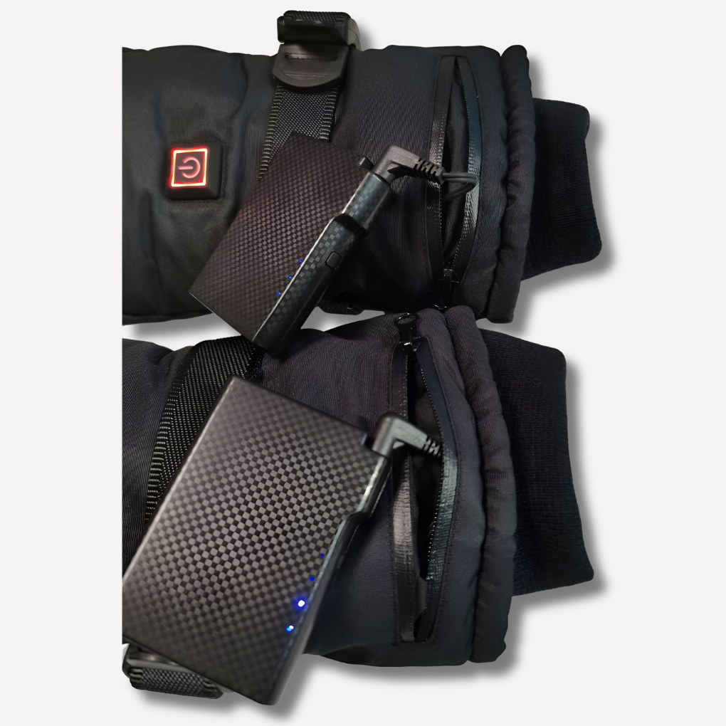Gants résistants à l'eau posés sur une surface enneigée