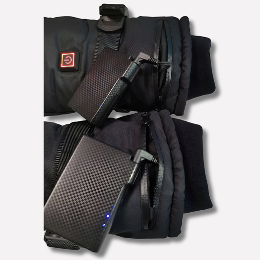 Gants résistants à l'eau posés sur une surface enneigée