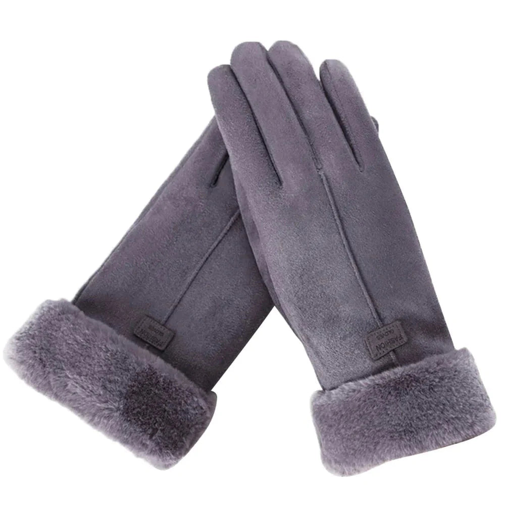 Gants d'hiver posés à plat sur une surface blanche