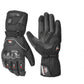 Zoom sur la paume des gants, soulignant la prise ergonomique