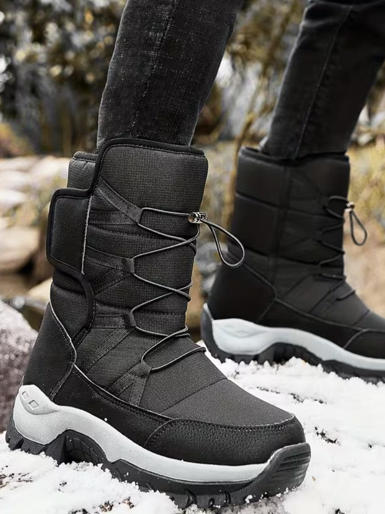 Bottes de neige imperméables avec semelle antidérapante sur fond blanc