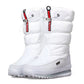 Bottes de neige imperméables avec semelle antidérapante sur fond blanc