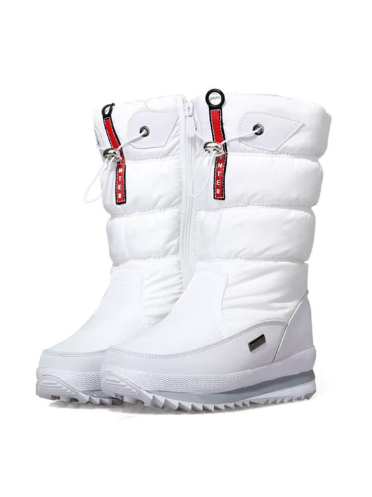 Bottes de neige imperméables avec semelle antidérapante sur fond blanc