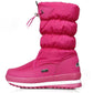 Bottes de neige en position debout sur un sol en bois