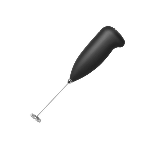 Gros plan sur le fouet à lait portable en action