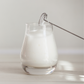 Fouet à lait électrique noir sur fond blanc