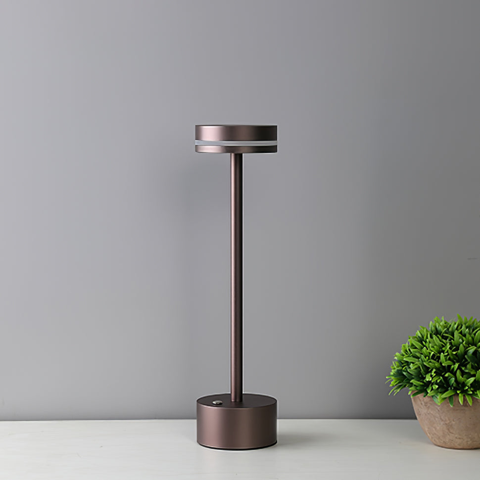 Lampe LED sur une table de dîner en extérieur