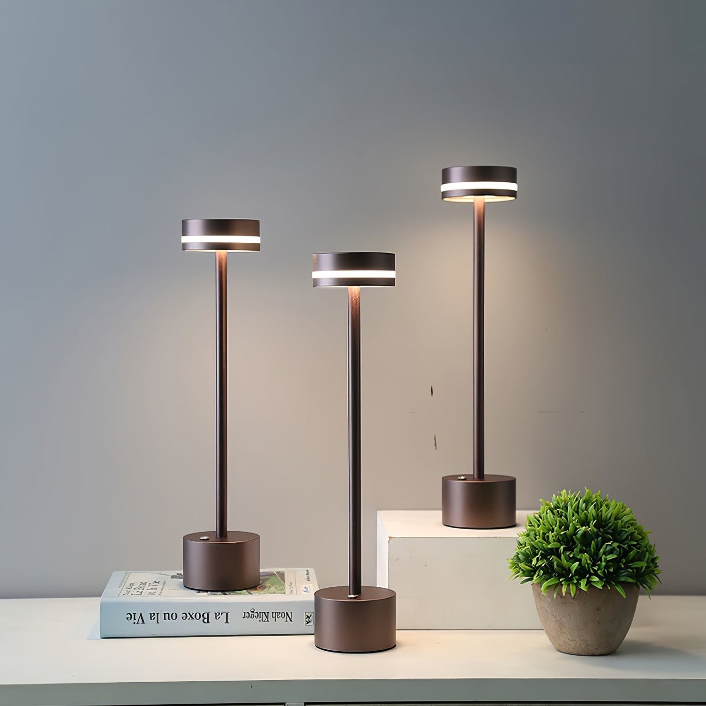 Lampe LED en métal sur une table de jardin
