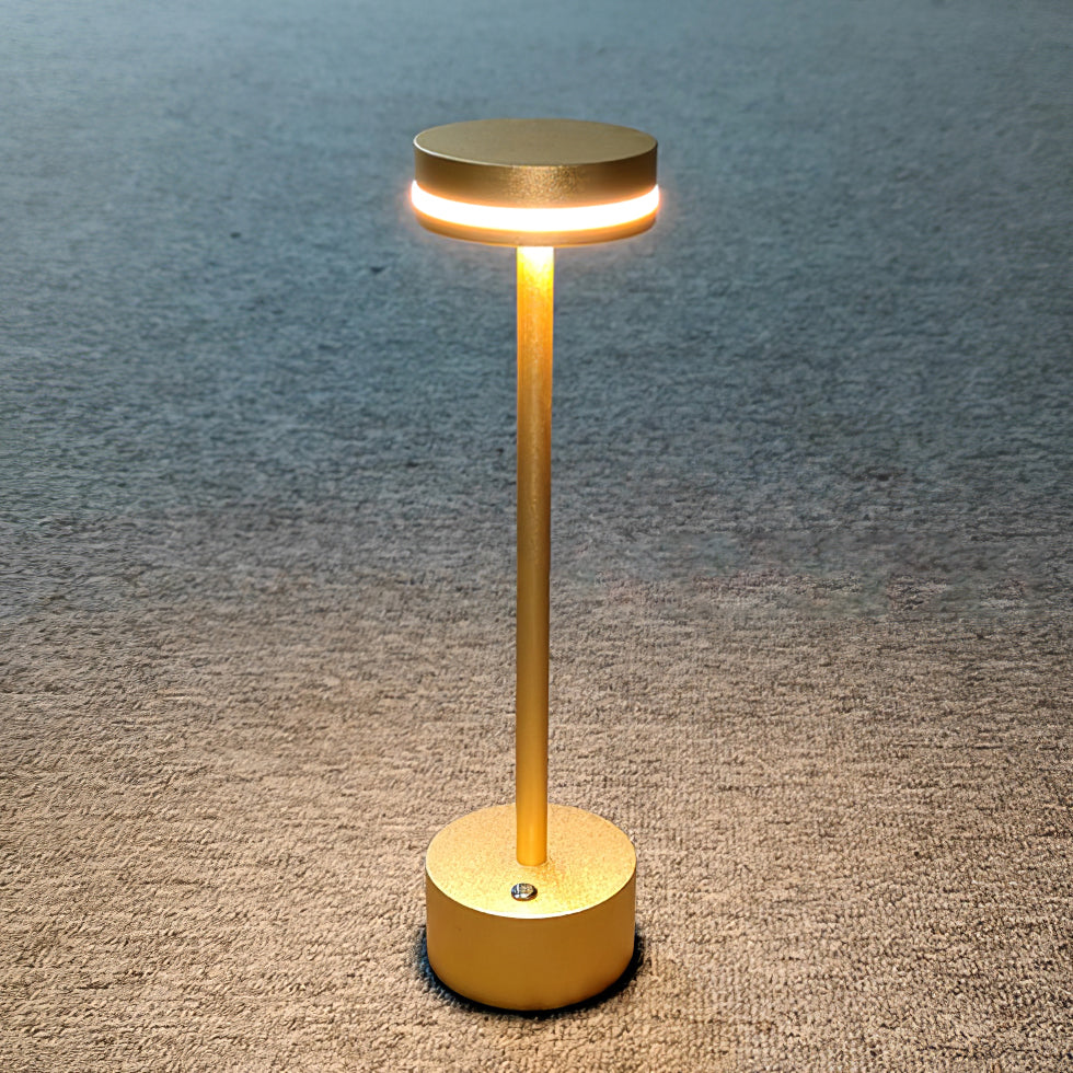 Lampe LED éteinte sur une table en intérieur