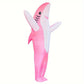 Costume de requin gonflable en intérieur, lumière naturelle