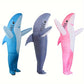 Personne dans un costume de requin gonflable, bras levés