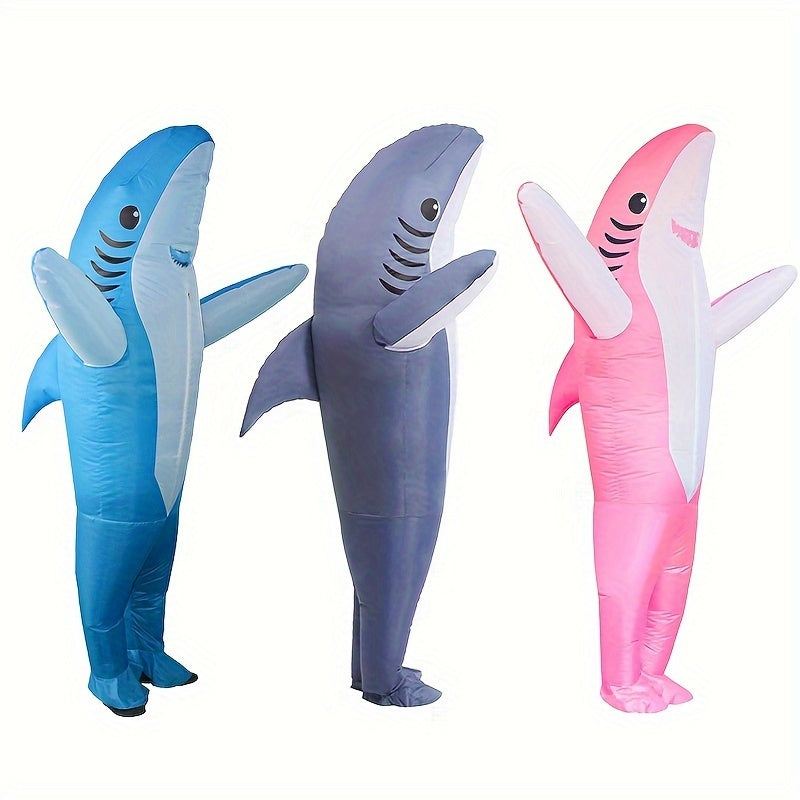 Personne dans un costume de requin gonflable, bras levés