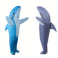 Costume de requin gonflable vu de dos, montrant la queue