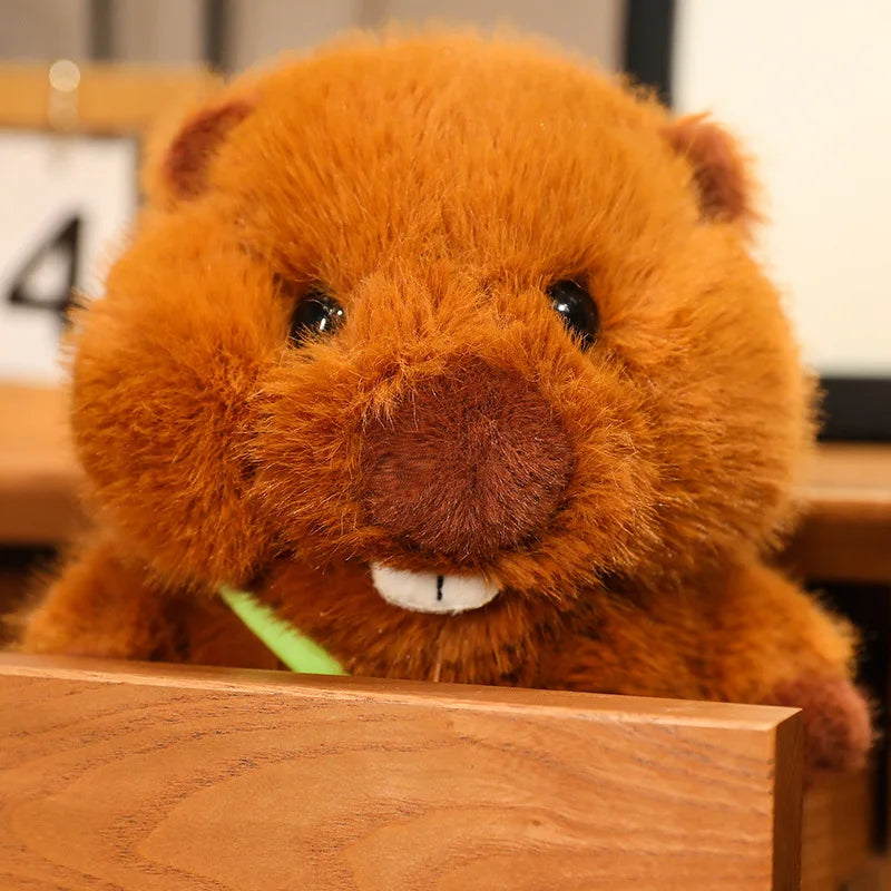Jouet en peluche castor avec large sourire et queue duveteuse