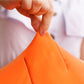 Gros plan sur la carotte en peluche, tissu doux et feuilles vertes