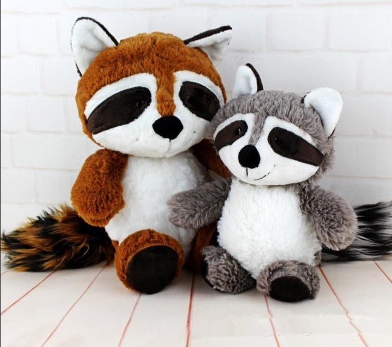 Gros plan sur le visage espiègle du raton laveur en peluche