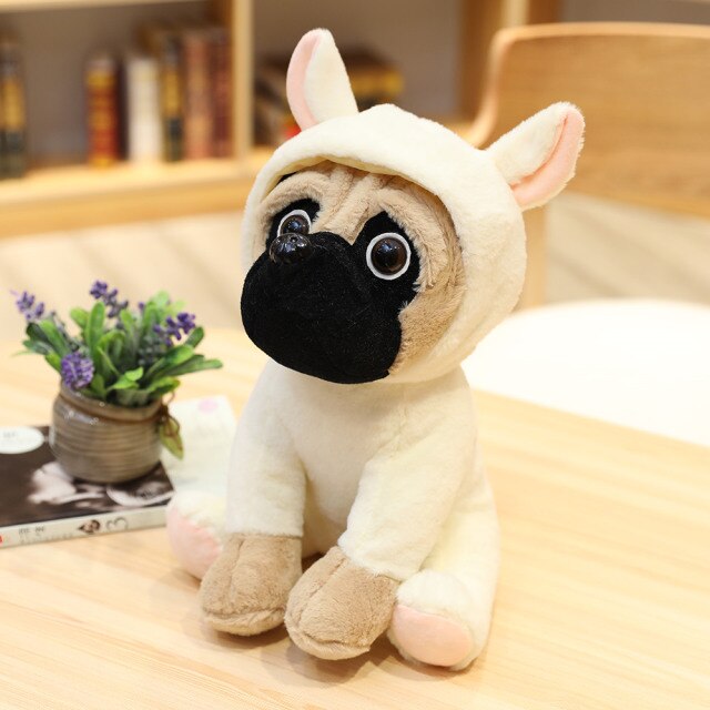 Carlin en peluche avec pose espiègle, idéal pour câlins