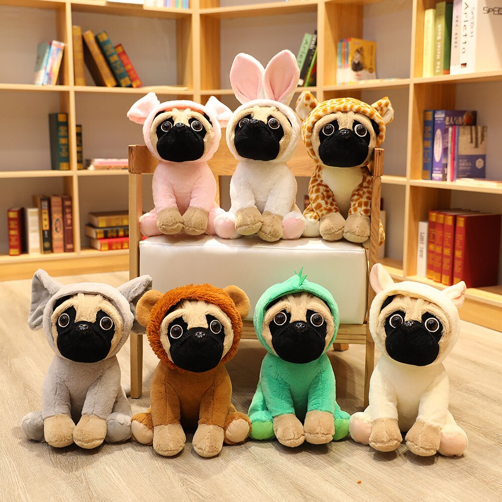 Peluche carlin allongée avec visage espiègle et oreilles tombantes
