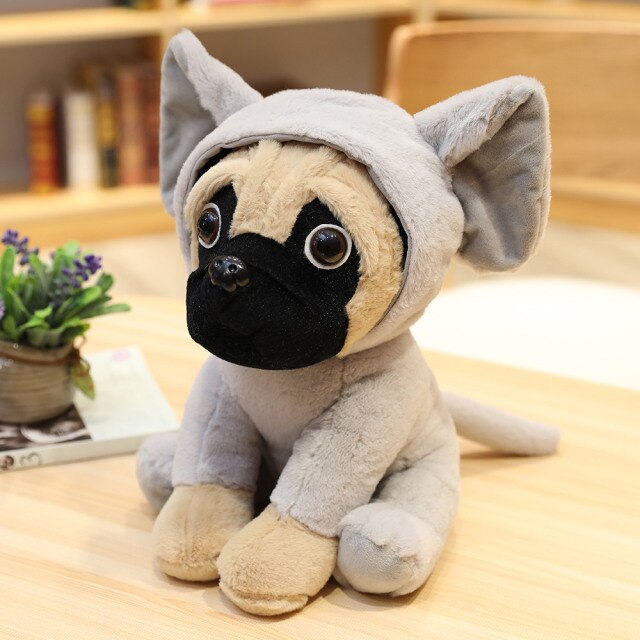 Carlin en peluche avec sweat à capuche, assis et souriant