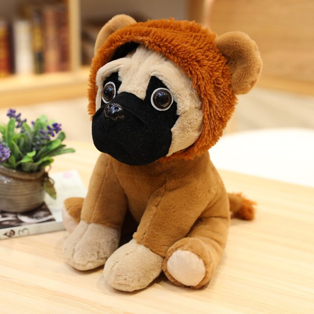 Peluche carlin avec écharpe, oreilles tombantes et regard doux