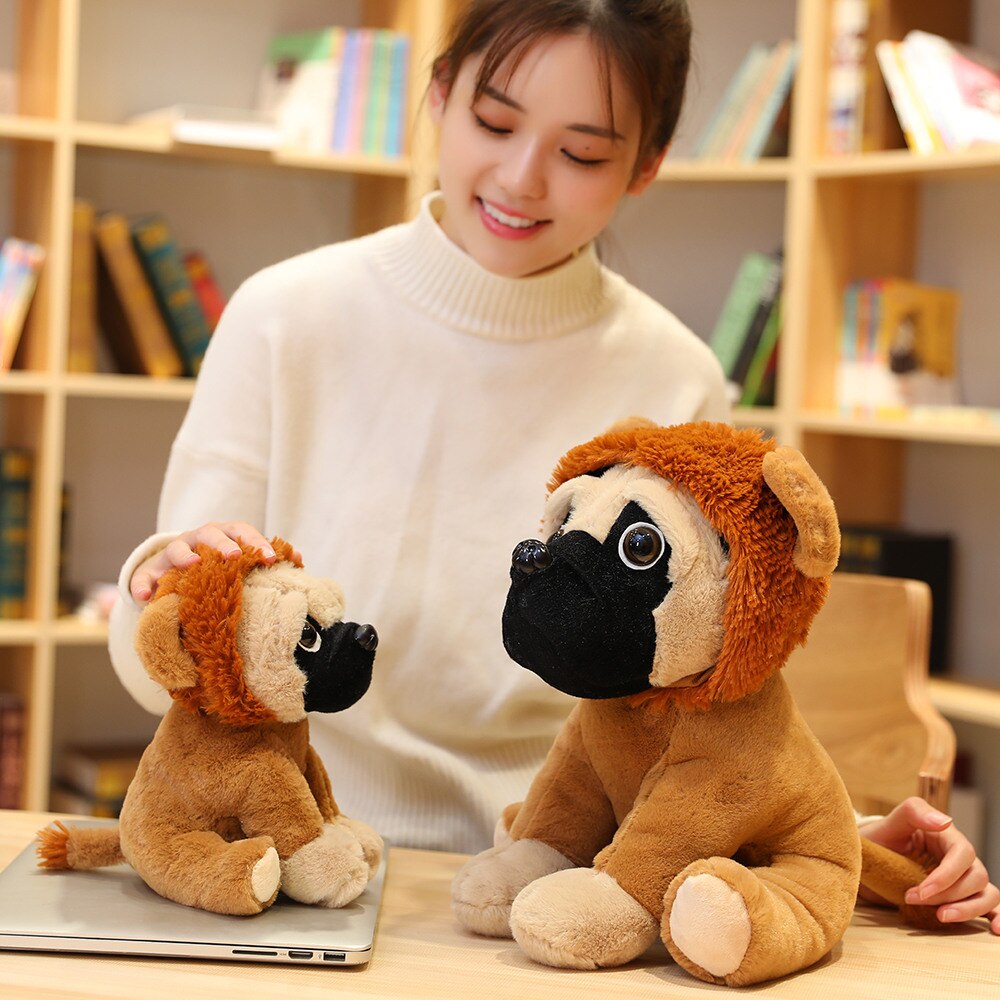 Carlin en peluche assis, langue tirée et regard malicieux