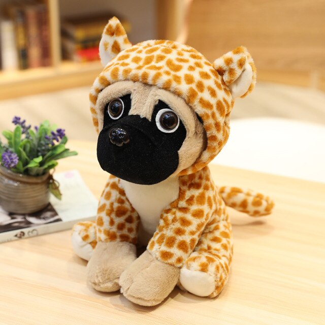 Jouet carlin en peluche, position couchée et expression curieuse