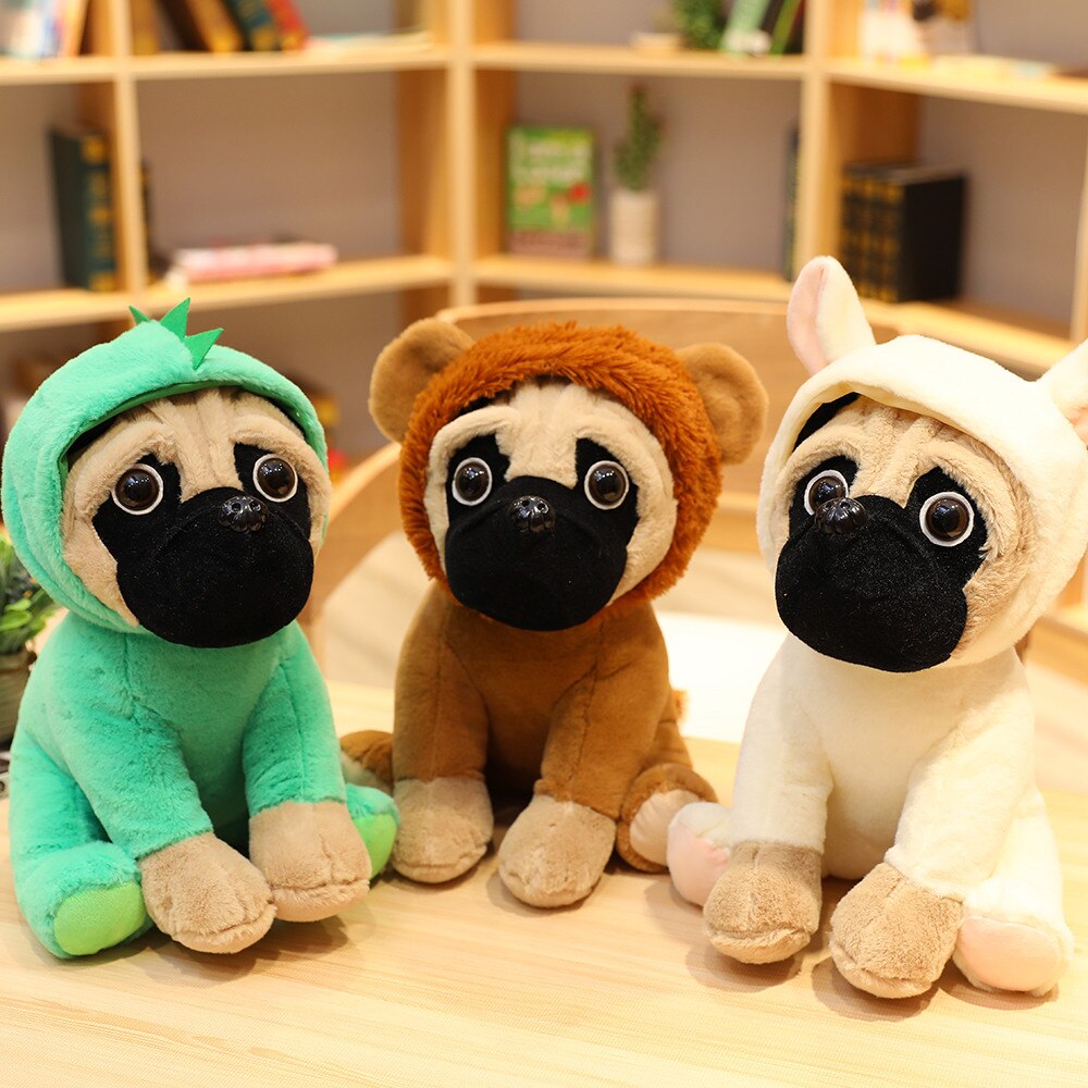 Jouet carlin en peluche avec chapeau et expression amusante