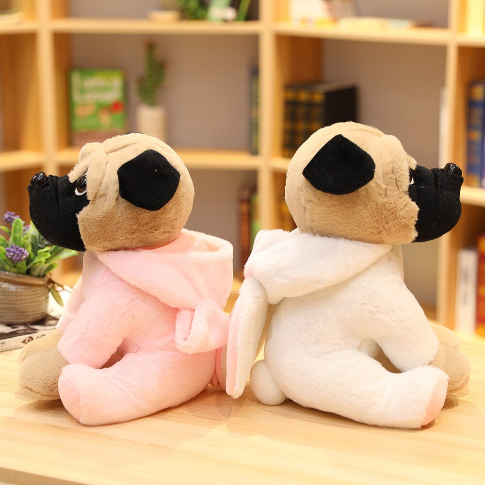 Peluche de carlin allongée, nez bulbeux et rides visibles