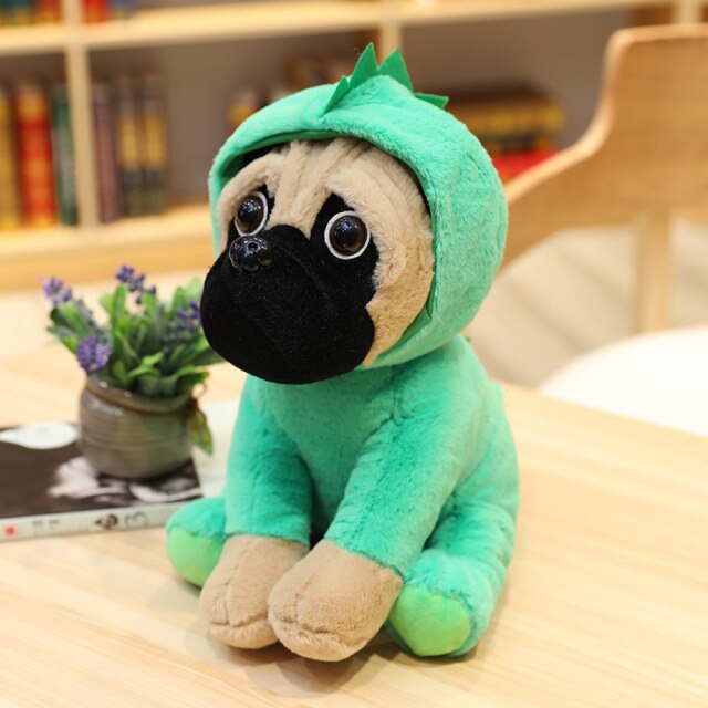 Peluche carlin assise, oreilles tombantes et sourire espiègle