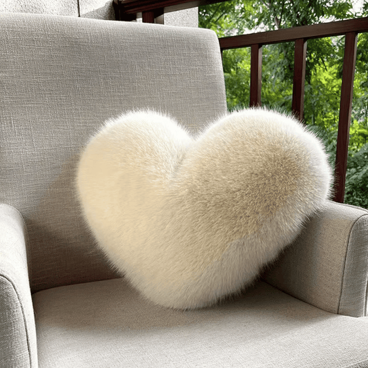 Coussin en fausse fourrure cœur sur une étagère décorative