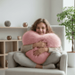 Coussin cœur en fausse fourrure sur lit douillet