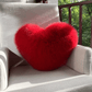 Vue latérale du coussin en fausse fourrure cœur