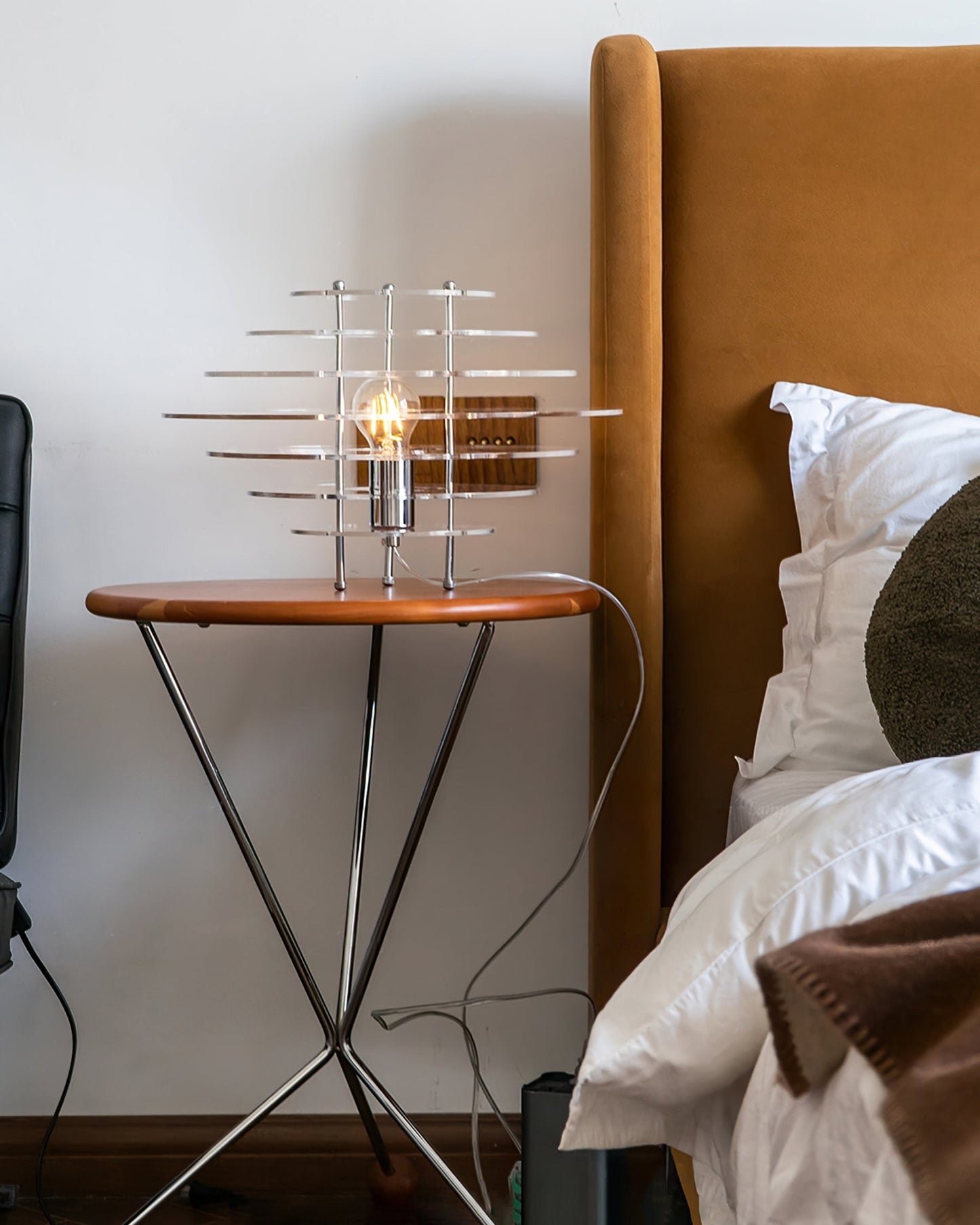 Lampe de table avec finition brillante et interrupteur visible