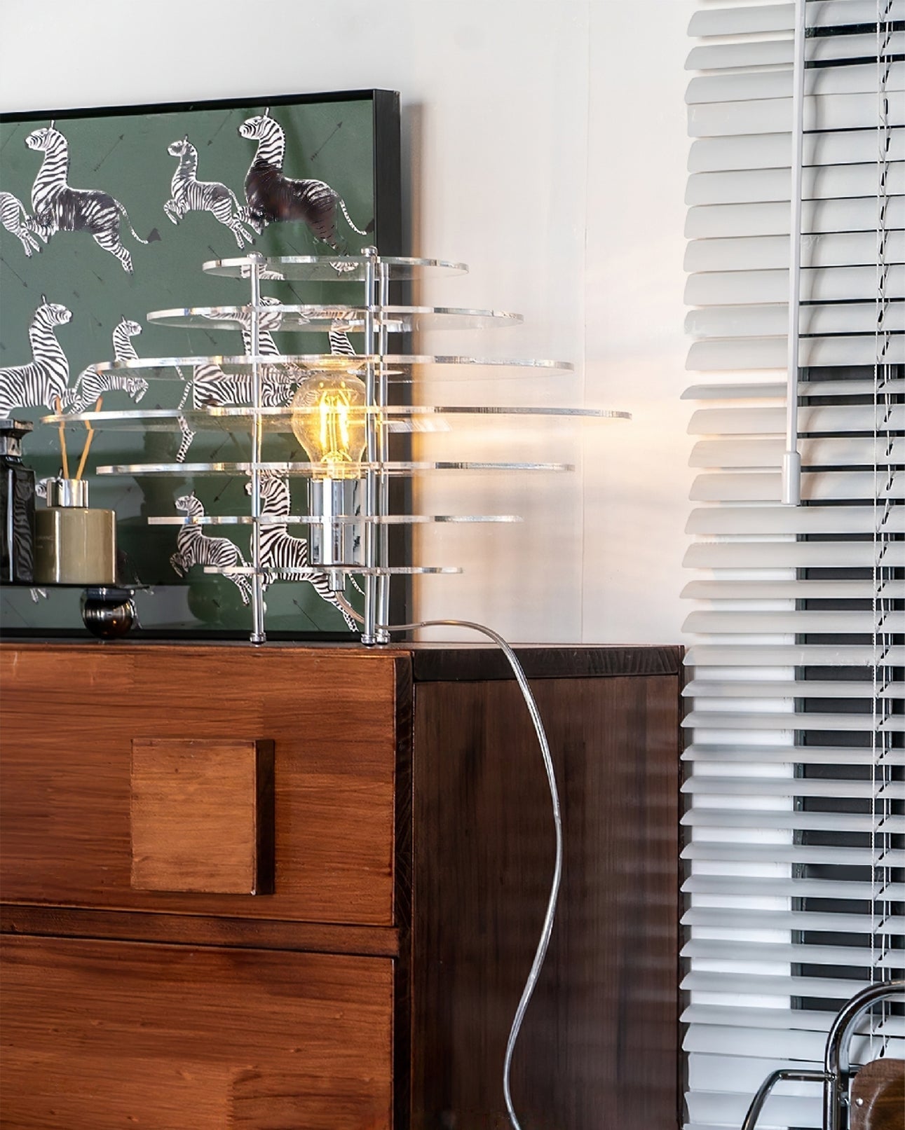 Détail du corps en métal et acrylique de la lampe