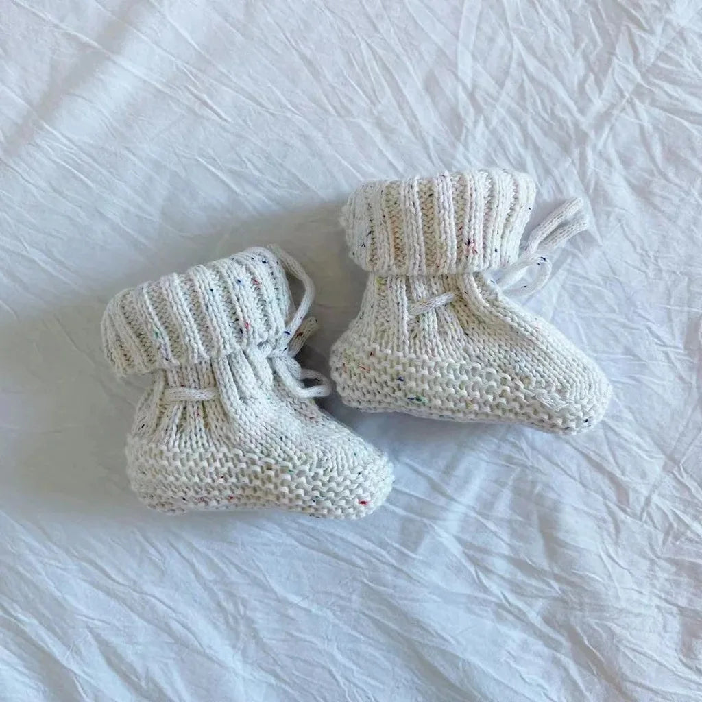 Chaussons tricotés pour bébé montrant la flexibilité du tissu