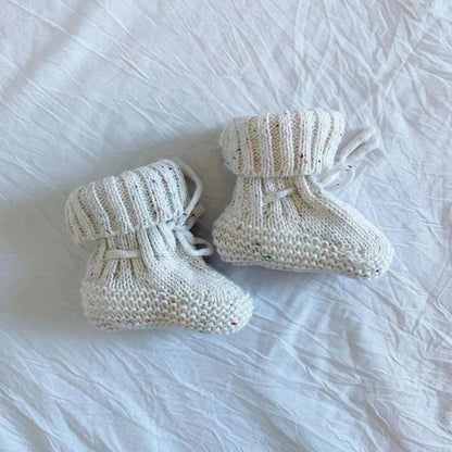 Chaussons tricotés pour bébé montrant la flexibilité du tissu