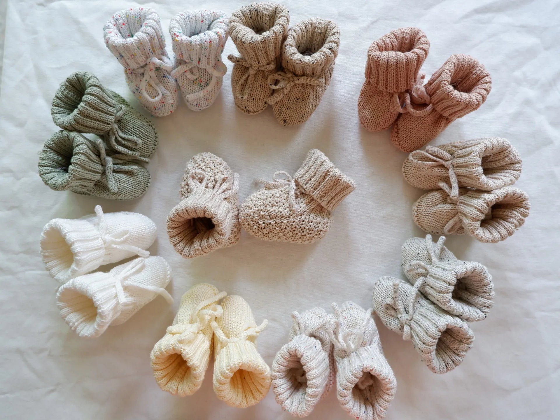 Chaussons bébé en tricot beige avec semelle en cuir