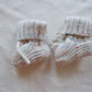 Chaussons bébé en tricot vert avec bordure contrastante