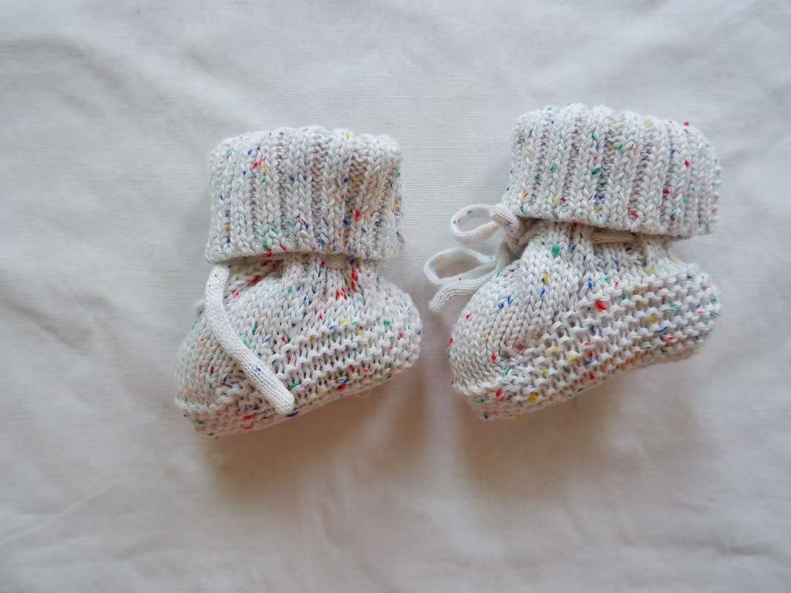 Chaussons bébé en tricot vert avec bordure contrastante