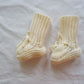 Chaussons tricotés pour bébé sur fond de bois naturel