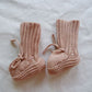 Chaussons en tricot pour bébé avec motif torsadé