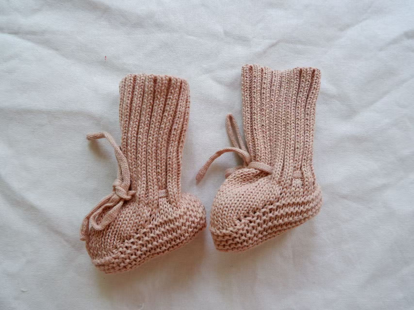 Chaussons en tricot pour bébé avec motif torsadé
